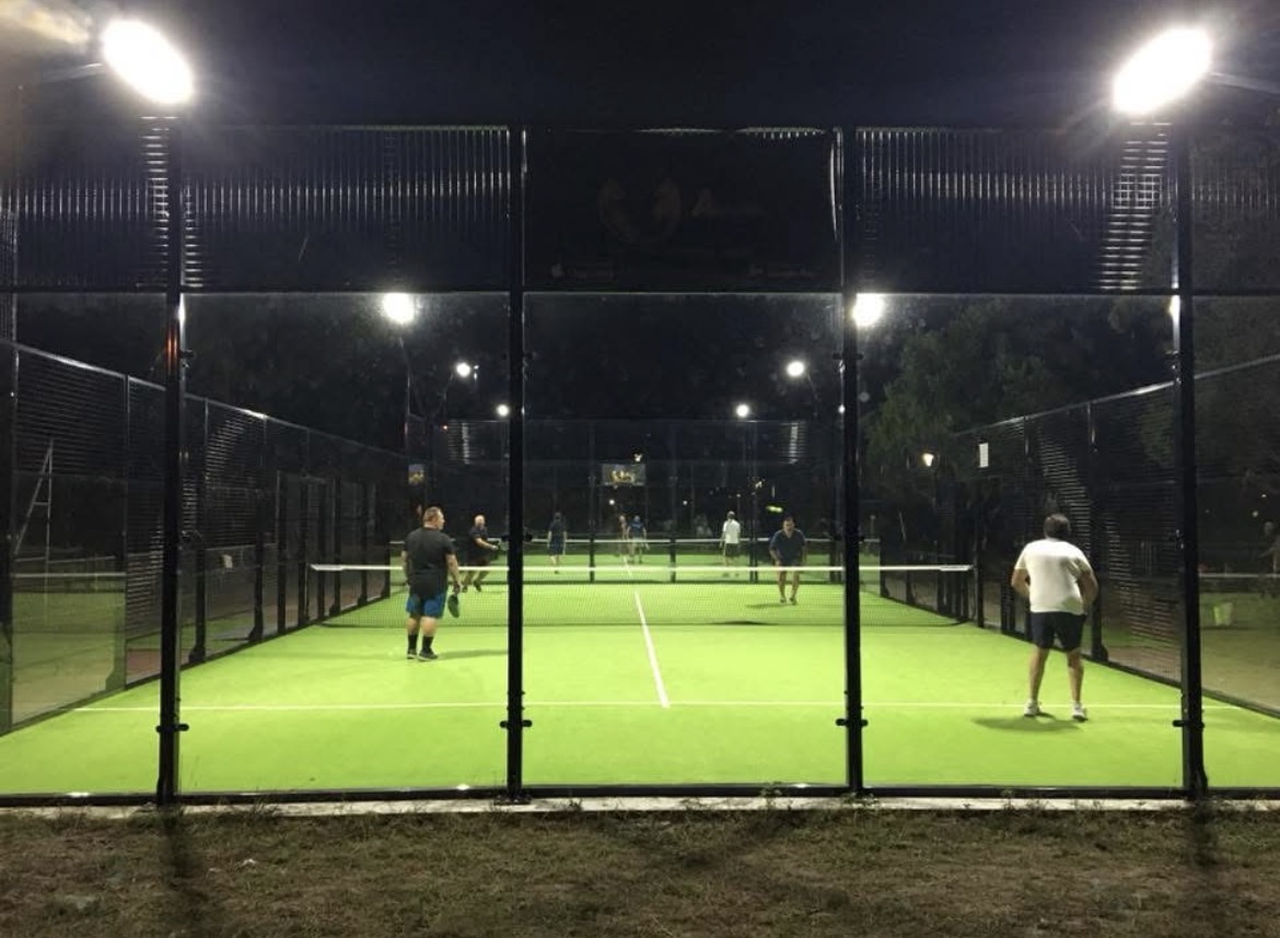 Le Tennis et Le Padel sont ouverts de 9h00 à 23h00 en semaine et de 9h à 20h le week-end